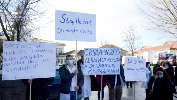 Protestna šetnja zdravstvenih radnika u Severnoj Mitrovici