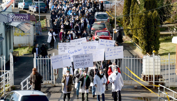Protestna šetnja zdravstvenih radnika u Severnoj Mitrovici