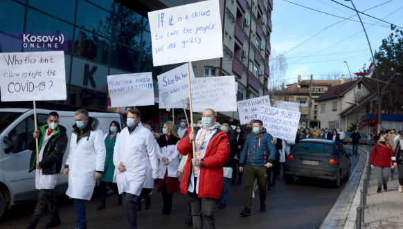 Protestna šetnja zdravstvenih radnika u Severnoj Mitrovici