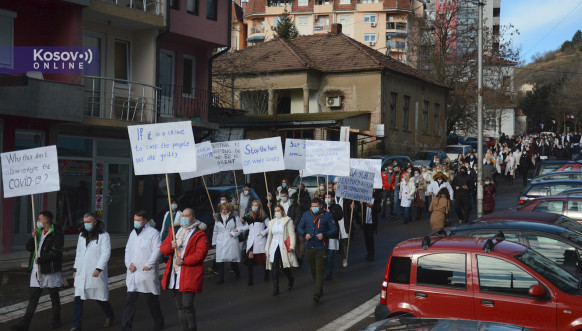 Protestna šetnja zdravstvenih radnika u Severnoj Mitrovici