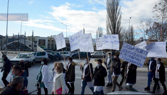 Protestna šetnja zdravstvenih radnika u Severnoj Mitrovici