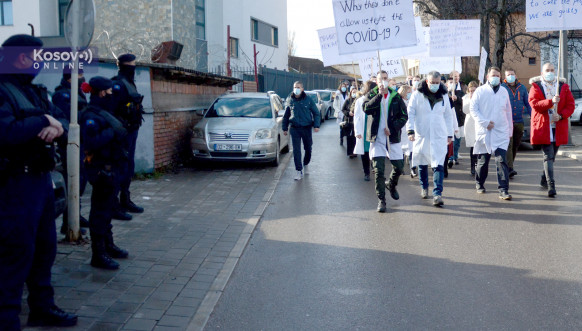 Protestna šetnja zdravstvenih radnika u Severnoj Mitrovici