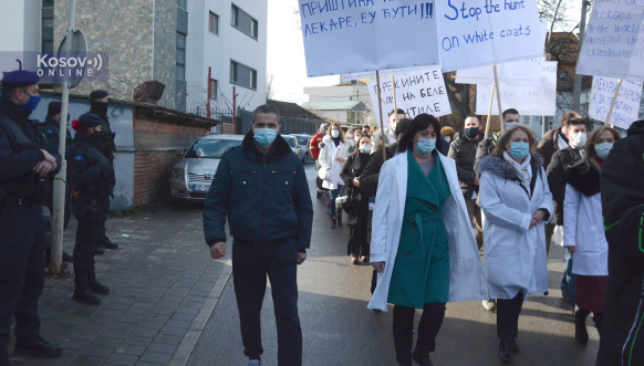 Protestna šetnja zdravstvenih radnika u Severnoj Mitrovici