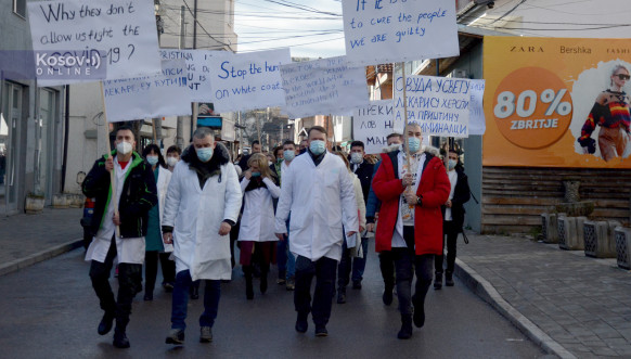 Protestna šetnja zdravstvenih radnika u Severnoj Mitrovici