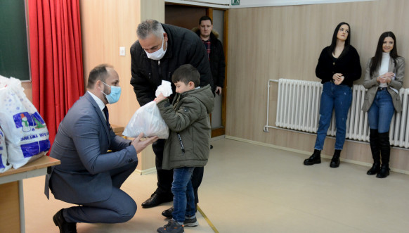 Podela paketića za učenike osnovnih škola na jugu Kosova