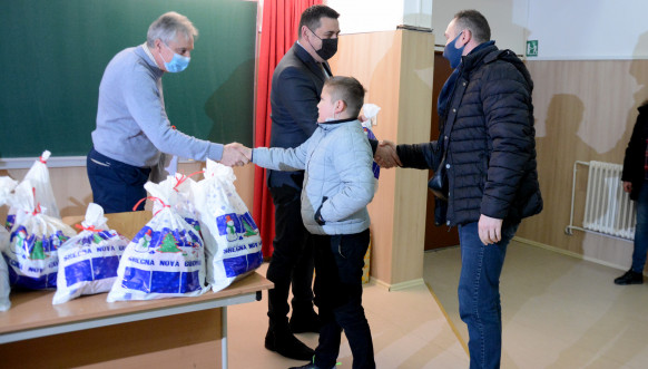 Podela paketića za učenike osnovnih škola na jugu Kosova