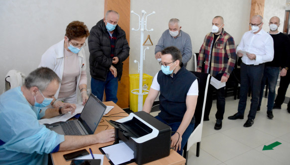 Petar Petković i predstavnici Srpske liste - vakcinacija u Raškoj 