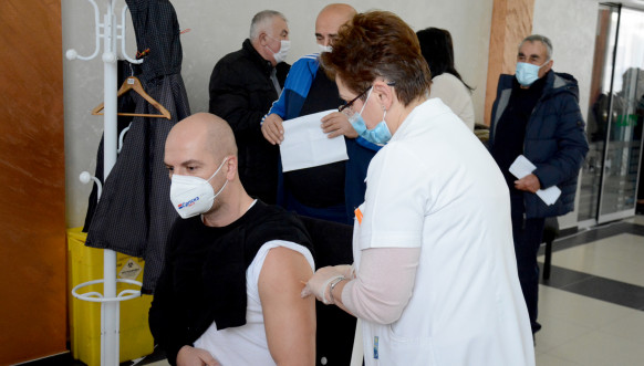 Petar Petković i predstavnici Srpske liste - vakcinacija u Raškoj 