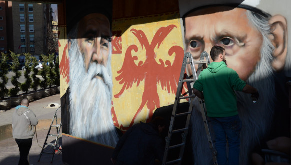 Mural blaženopočivšem patrijarhu Pavlu i mitropolititu Amfilohiju u Severnoj Mitrovici Mural blaženopočivšem patrijarhu Pavlu i mitropolititu Amfilohiju u Severnoj Mitrovici