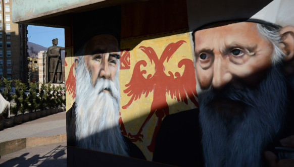 Mural blaženopočivšem patrijarhu Pavlu i mitropolititu Amfilohiju u Severnoj Mitrovici Mural blaženopočivšem patrijarhu Pavlu i mitropolititu Amfilohiju u Severnoj Mitrovici