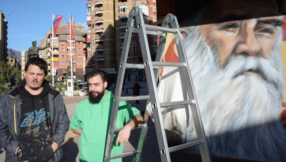 Autori murala Vuk Đurić i Stefan Stojanović Sleš Mural blaženopočivšem patrijarhu Pavlu i mitropolititu Amfilohiju u Severnoj Mitrovici