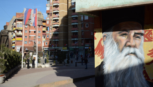 Mural blaženopočivšem patrijarhu Pavlu i mitropolititu Amfilohiju u Severnoj Mitrovici Mural blaženopočivšem patrijarhu Pavlu i mitropolititu Amfilohiju u Severnoj Mitrovici