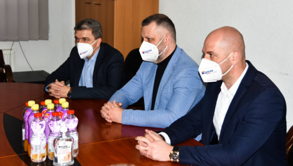 Predstavnici Srpske liste tokom posete Novom Brdu, Pasjanu i Partešu Predstavnici Srpske liste tokom posete Novom Brdu, Pasjanu i Partešu