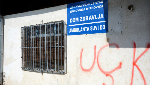 Grafiti OVK na ambulanti u Suvom Dolu Grafiti OVK na ambulanti u Suvom Dolu