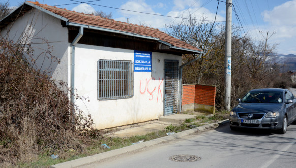 Grafiti OVK na ambulanti u Suvom Dolu Grafiti OVK na ambulanti u Suvom Dolu