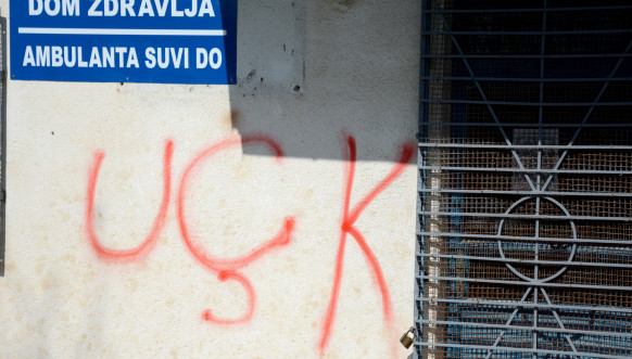 Grafiti OVK na ambulanti u Suvom Dolu Grafiti OVK na ambulanti u Suvom Dolu