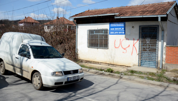 Grafiti OVK na ambulanti u Suvom Dolu Grafiti OVK na ambulanti u Suvom Dolu