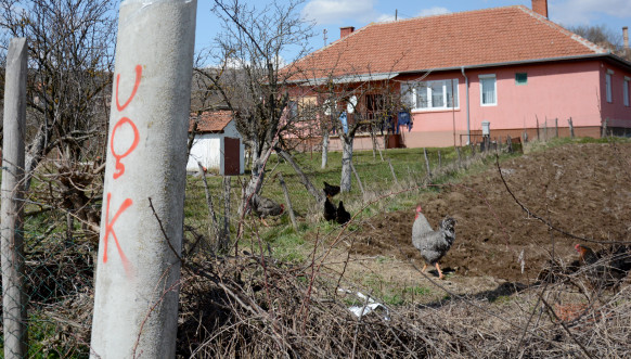 Grafiti OVK na ambulanti u Suvom Dolu Grafiti OVK na ambulanti u Suvom Dolu