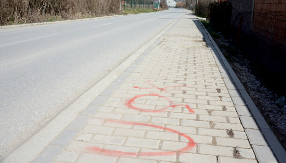 Grafiti OVK na ambulanti u Suvom Dolu Grafiti OVK na ambulanti u Suvom Dolu
