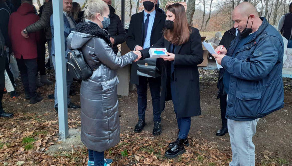 Narodni poslanici Ivana Popović i Janko Langura u poseti severu Kosova - selo Kamenica Narodni poslanici Ivana Popović i Janko Langura u poseti severu Kosova - selo Kamenica