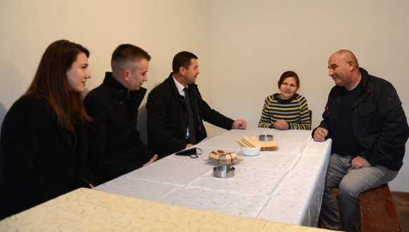 Narodni poslanici Ivana Popović i Janko Langura u poseti severu Kosova - selo Kamenica Narodni poslanici Ivana Popović i Janko Langura u poseti severu Kosova - selo Kamenica