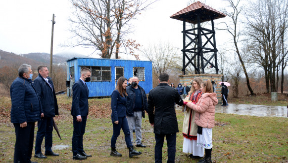 Narodni poslanici Ivana Popović i Janko Langura u poseti severu Kosova - selo Kamenica Narodni poslanici Ivana Popović i Janko Langura u poseti severu Kosova - selo Kamenica