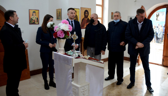 Narodni poslanici Ivana Popović i Janko Langura u poseti severu Kosova - selo Kamenica Narodni poslanici Ivana Popović i Janko Langura u poseti severu Kosova - selo Kamenica
