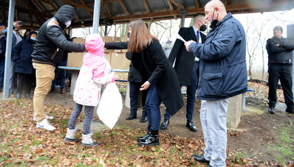 Narodni poslanici Ivana Popović i Janko Langura u poseti severu Kosova - selo Kamenica Narodni poslanici Ivana Popović i Janko Langura u poseti severu Kosova - selo Kamenica
