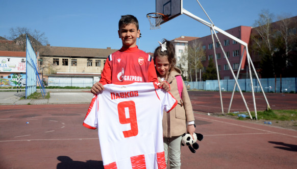 Filip Kostić dao dres Pavkova na aukciju za lečenje Magdalene Nedeljković Filip Kostić dao dres Pavkova na aukciju za lečenje Magdalene Nedeljković