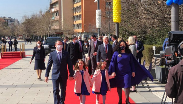 Osmani s porodicom ulazi u kabinet