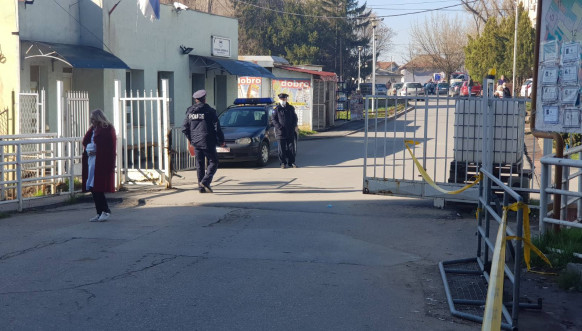 Policija na ulazu u KBC u Severnoj Mitrovici