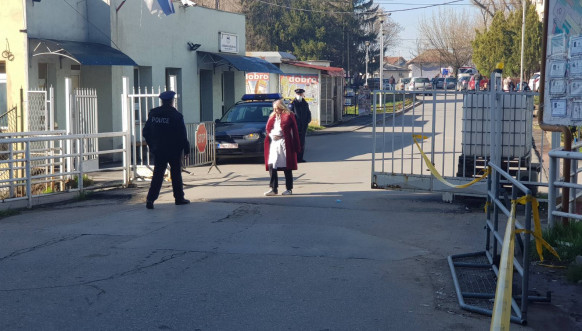 Policija na ulazu u KBC u Severnoj Mitrovici