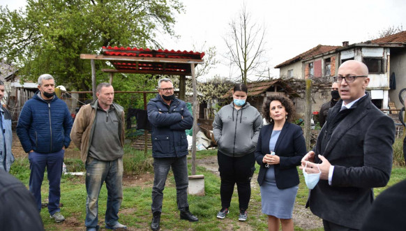 Rakih i Hodžić prilikom obilaska povratnika u Grebniku i bošnjačkih porodica u Dobruši.jpg