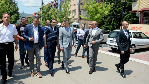 Petković u Zvečanu uručio ključeve od stanova za mlade kadrove PU