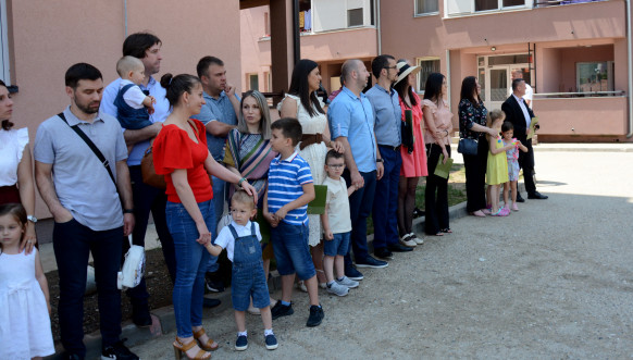 Petković u Zvečanu uručio ključeve od stanova za mlade kadrove PU