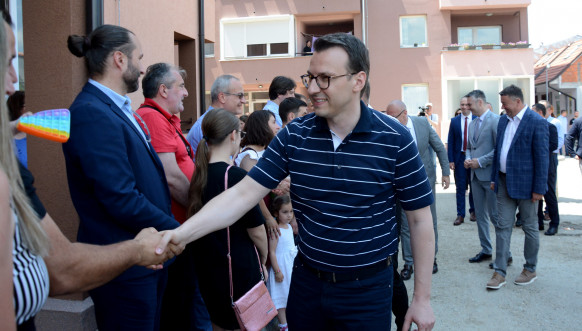 Petković u Zvečanu uručio ključeve od stanova za mlade kadrove PU