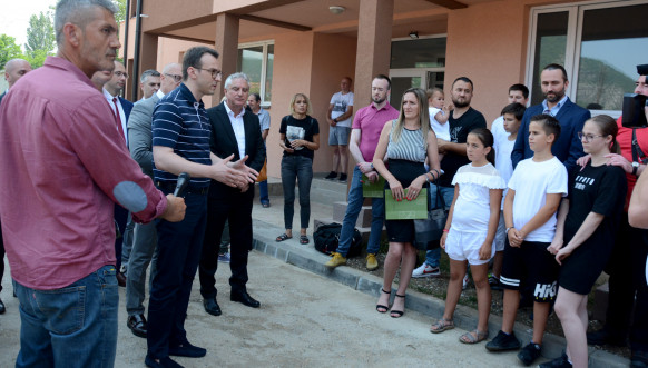 Petković u Zvečanu uručio ključeve od stanova za mlade kadrove PU