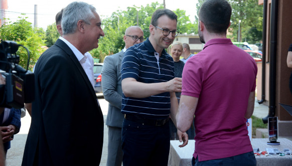 Petković u Zvečanu uručio ključeve od stanova za mlade kadrove PU