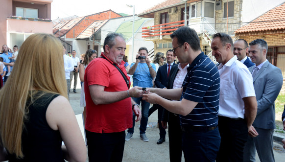 Petković u Zvečanu uručio ključeve od stanova za mlade kadrove PU