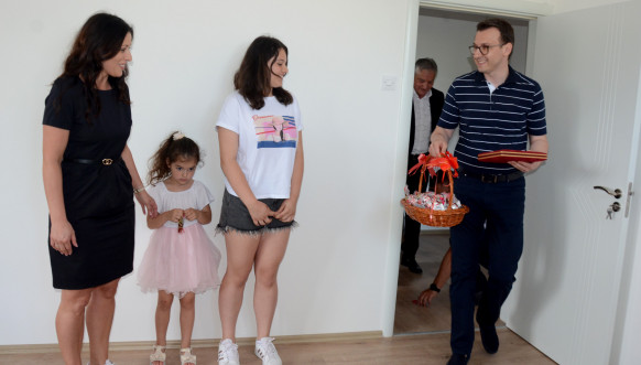 Petković u Zvečanu uručio ključeve od stanova za mlade kadrove PU