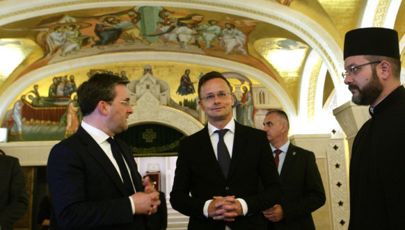 Ministar Selaković i Sijarto u hramu Svetog Save