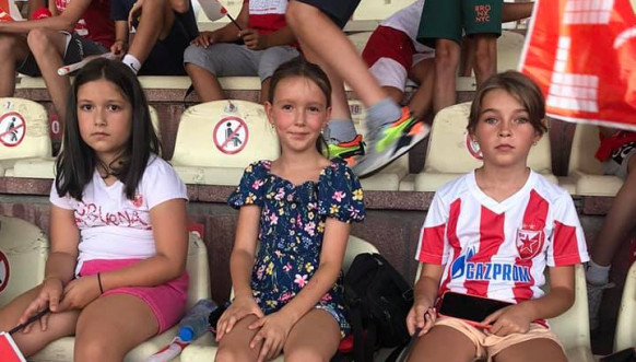 Deca iz Leposavića bodrie Crvenu Zvezdu Deca iz Leposavića bodrie Crvenu Zvezdu