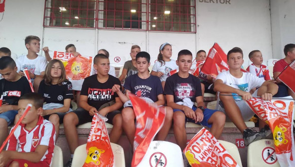 Deca iz Leposavića bodrie Crvenu Zvezdu Deca iz Leposavića bodrie Crvenu Zvezdu