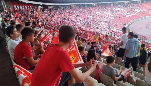 Deca iz Leposavića bodrie Crvenu Zvezdu Deca iz Leposavića bodrie Crvenu Zvezdu