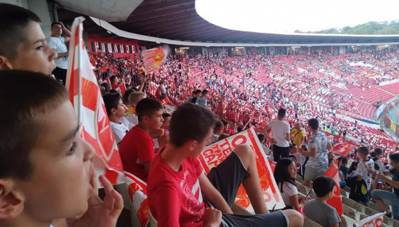 Deca iz Leposavića bodrie Crvenu Zvezdu Deca iz Leposavića bodrie Crvenu Zvezdu