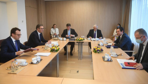 Delegacija-Srba-i-Albanaca-na-pregovorima-u-Briselu1.jpg