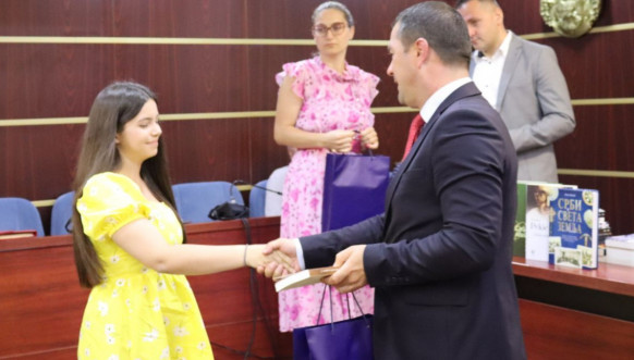 Dodela nagrada najboljim učenicima - Leposavić