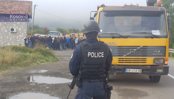 Jarinje, pripadnici Rosu i protest građana Jarinje, pripadnici Rosu i protest građana