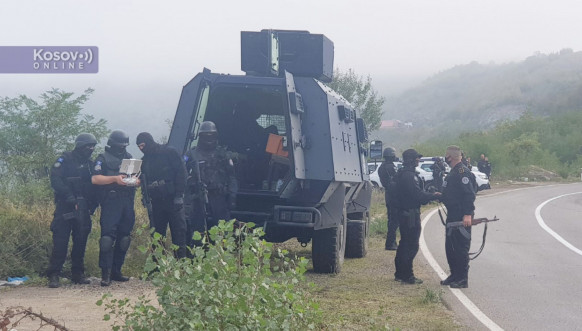 Jarinje, pripadnici Rosu i protest građana Jarinje, pripadnici Rosu i protest građana