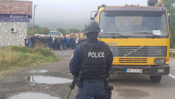 Jarinje, pripadnici Rosu i protest građana Jarinje, pripadnici Rosu i protest građana